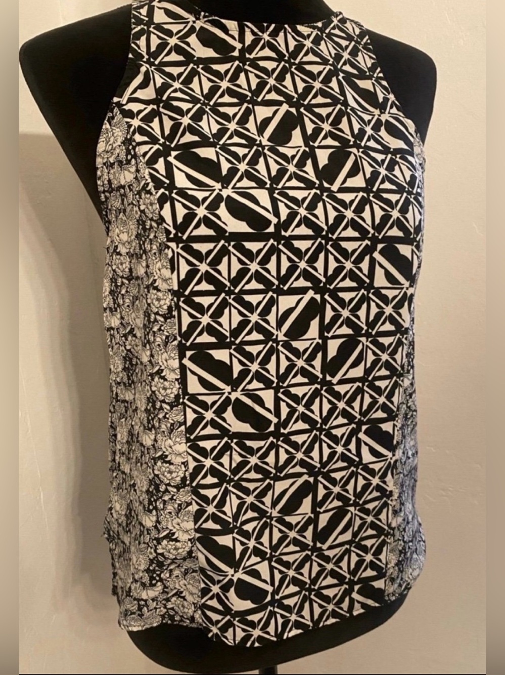 Brand New Sleeveless Black & White Geometric Halter Tank Top (Size XS)